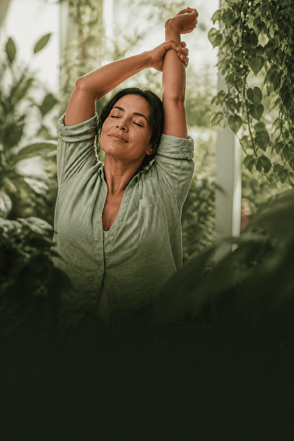 Mujer estirando en la naturaleza - Reparar